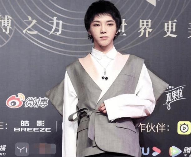 有种“毁容”叫做华晨宇，离开美颜精修图，脸上痘印眼袋很明显