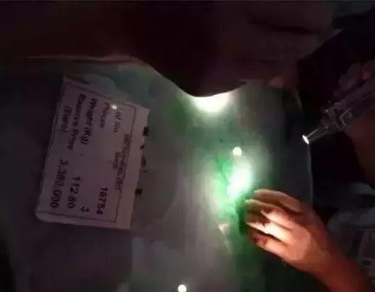 一刀200亿，翡翠帝王绿12亿，一刀暴涨的料子究竟有何与众不同？