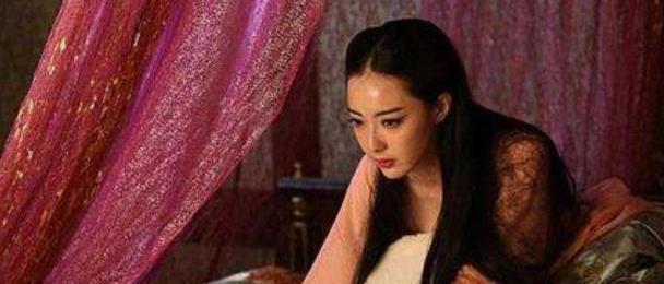 古代小妾很悲惨，命运被他人掌控，正室就寝小妾须在跟前学习