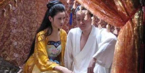 古代小妾很悲惨，命运被他人掌控，正室就寝小妾须在跟前学习