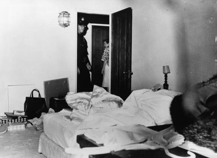 1962年玛丽莲梦露死亡现场罕见旧照，一代著名女星裸死卧室