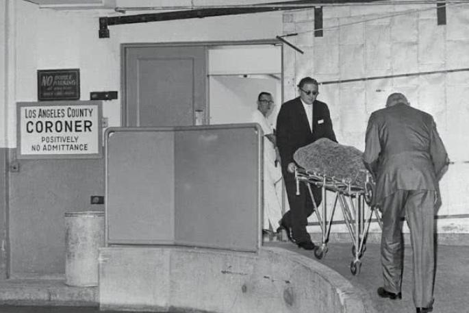 1962年玛丽莲梦露死亡现场罕见旧照，一代著名女星裸死卧室