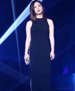 ​有种“狂野”叫邓紫棋穿旗袍！直接开叉到侧腰，华晨宇都低下了头