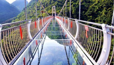 ​这条一建成就爆红的玻璃桥，人在天上走景在脚下游，你去过吗？