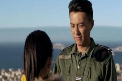 ​7年前的《温州一家人》中，靳东那时早已经帅气逼人，英姿飒爽