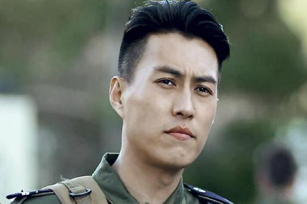 7年前的《温州一家人》中，靳东那时早已经帅气逼人，英姿飒爽