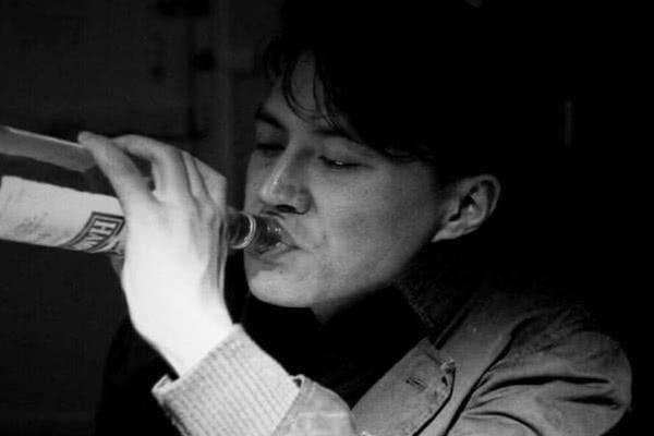 7年前的《温州一家人》中，靳东那时早已经帅气逼人，英姿飒爽