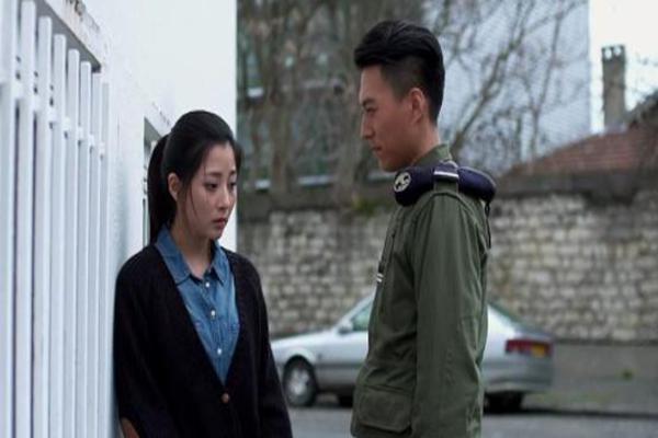 7年前的《温州一家人》中，靳东那时早已经帅气逼人，英姿飒爽