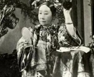 ​慈禧老照片曝光：小时候清纯，年轻时更美，晚年气场很强大！