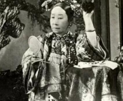 慈禧老照片曝光:小时候清纯,年轻时更美,晚年气场很强大!