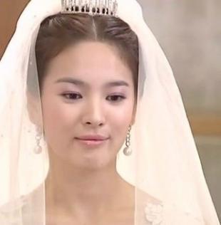 来一波宋慧乔的婚纱照，网友：个矮比较适合短款