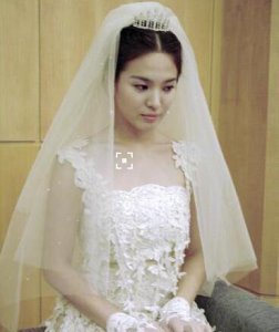 ​来一波宋慧乔的婚纱照，网友：个矮比较适合短款