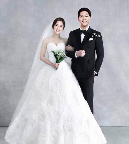 来一波宋慧乔的婚纱照，网友：个矮比较适合短款