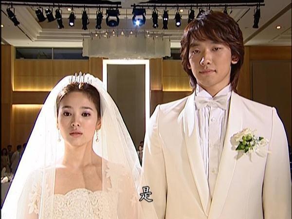 来一波宋慧乔的婚纱照，网友：个矮比较适合短款