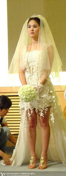 来一波宋慧乔的婚纱照，网友：个矮比较适合短款