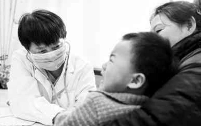 7岁男童还在吃母乳, 母亲告知医生, 医生回了句必须“狠心”