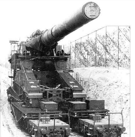 二战时德国秘密研制的武器 古斯塔夫巨炮 炮弹比人都高