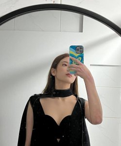 ​ITZY成员崔智秀Lia，秀出直角肩和锁骨线，真的很瘦！