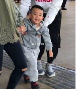 ​jasper胖了，下巴和脖子连成线模样呆萌看来最近伙食不错啊