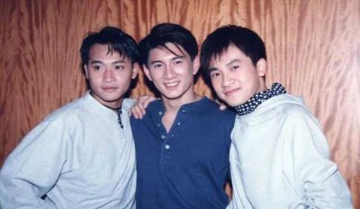 ​貌比张国荣，队友苏有朋，人称小帅虎已48的他靠辣眼服装想翻红！