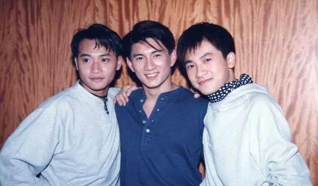 貌比张国荣，队友苏有朋，人称小帅虎已48的他靠辣眼服装想翻红！