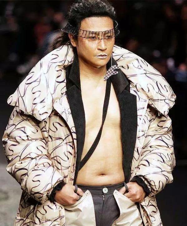 貌比张国荣，队友苏有朋，人称小帅虎已48的他靠辣眼服装想翻红！