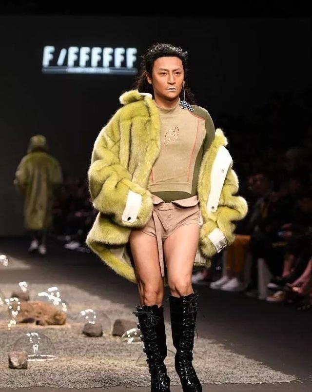 貌比张国荣，队友苏有朋，人称小帅虎已48的他靠辣眼服装想翻红！