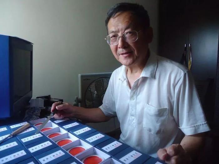 中国最后的颜料大师仇庆年：最怕的是没人传承了