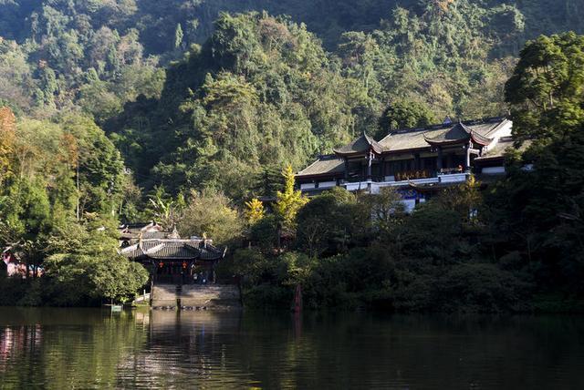 中国最得道的山，白娘子曾经在此修炼过，秋色正美！你知道是哪吗
