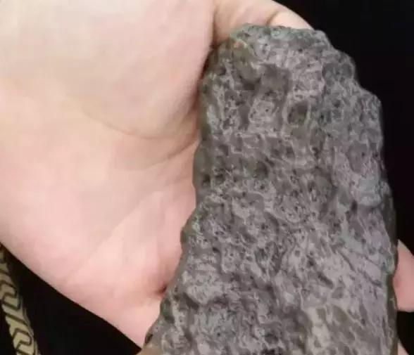 一块石头收藏价值高达百万, 全身乌黑毫无美感, 网友: 看不懂