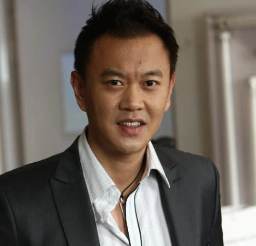 坐拥亿万家产，却偏偏爱给张嘉译跑龙套，照片曝光竟是熟悉的他！