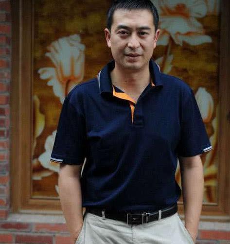 坐拥亿万家产，却偏偏爱给张嘉译跑龙套，照片曝光竟是熟悉的他！