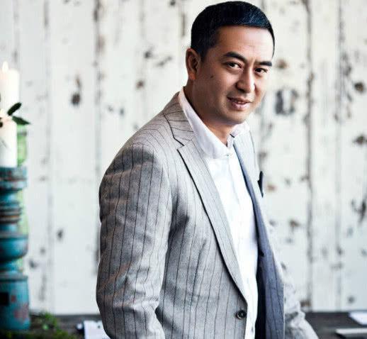 坐拥亿万家产，却偏偏爱给张嘉译跑龙套，照片曝光竟是熟悉的他！