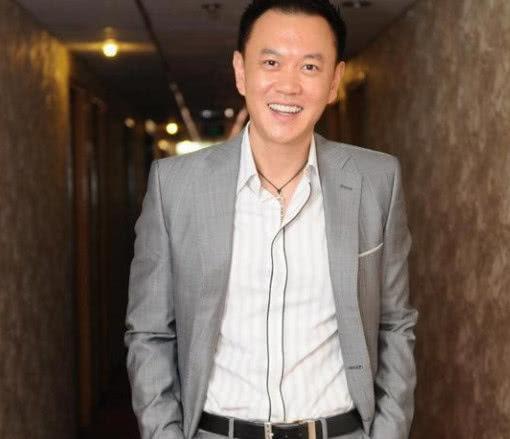 坐拥亿万家产，却偏偏爱给张嘉译跑龙套，照片曝光竟是熟悉的他！