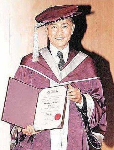 56岁天王刘德华喜获博士学位 又被侵犯肖像权等 德华方怒了