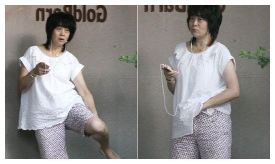 60岁葛优全家近照，朴素妻子是小学美术老师，至今没孩子