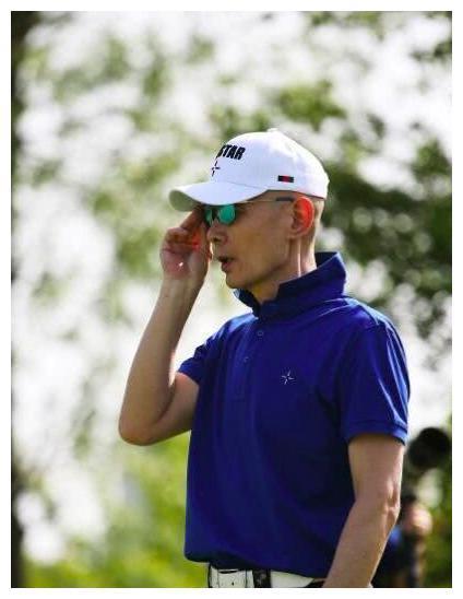 60岁葛优全家近照，朴素妻子是小学美术老师，至今没孩子