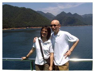 60岁葛优全家近照，朴素妻子是小学美术老师，至今没孩子