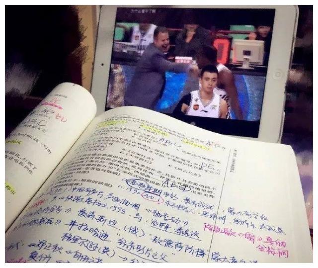 最强后卫赵继伟：年薪涨十倍，女友是北艺演员，和男星合影太亲密