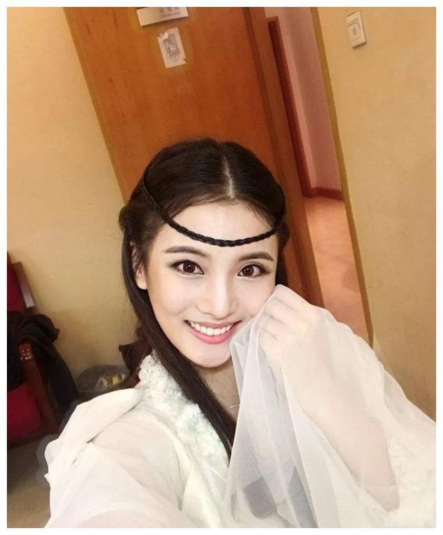 最强后卫赵继伟：年薪涨十倍，女友是北艺演员，和男星合影太亲密