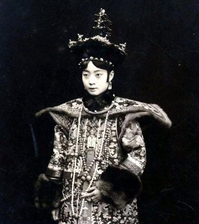 中国最后一位太监自述：晚上伺候皇后，鞋中要放苍耳