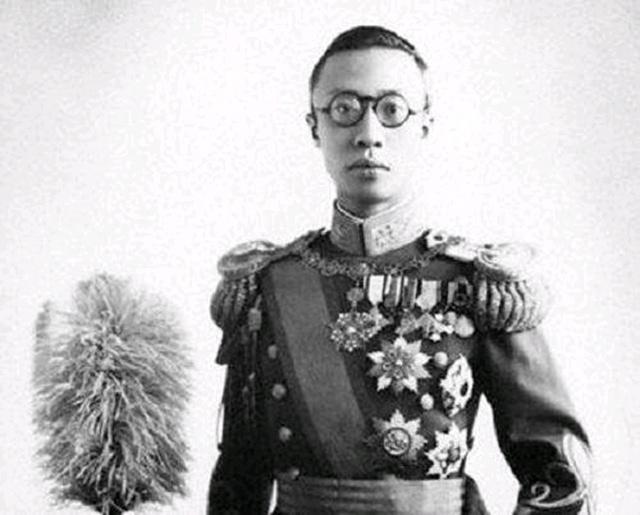 中国最后一位太监自述：晚上伺候皇后，鞋中要放苍耳