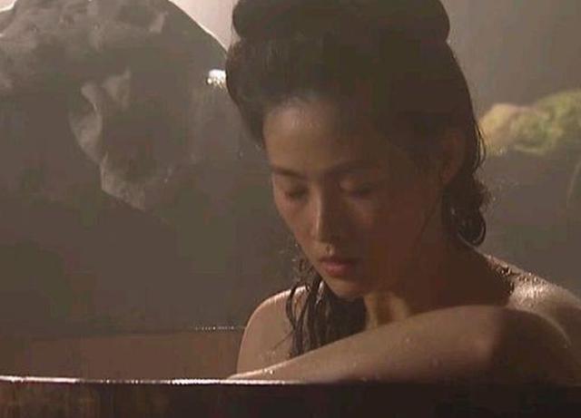 老版《水浒》“潘金莲”近照，如今45岁往日风华已不再！