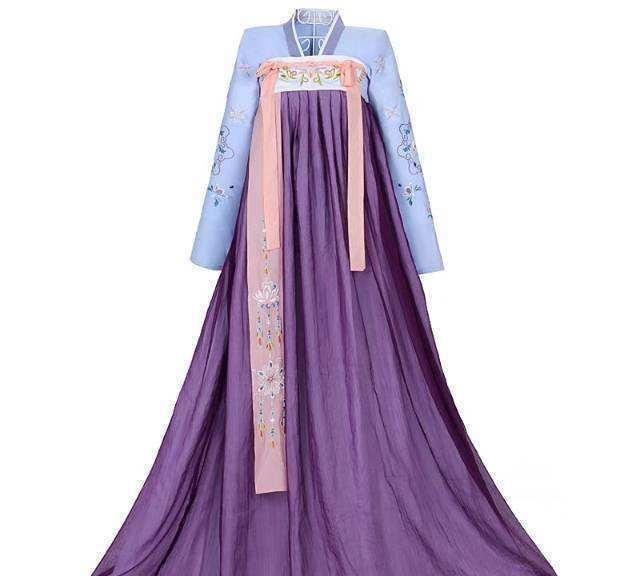 年轻的女子最好不要企图穿汉服上街，说实话真不好看