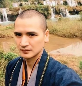 ​中国最帅和尚释明心：看破红尘放弃铁饭碗，半路出家亦修为释明心
