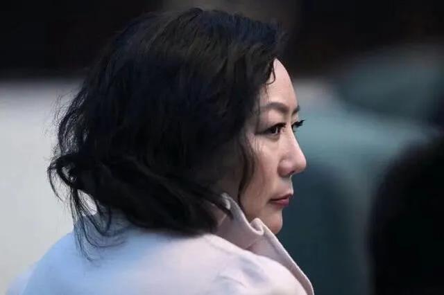 中国最年轻女首富，网上找不到一张照片，她母亲每年收租25亿