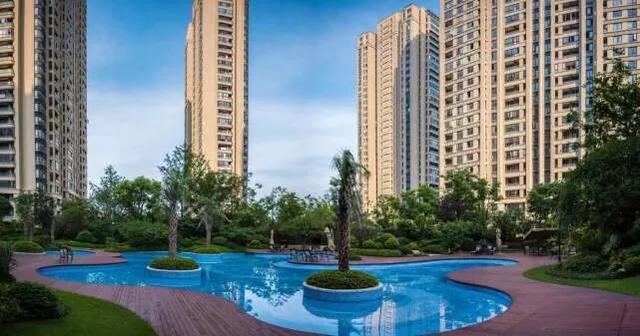 中国最年轻女首富，网上找不到一张照片，她母亲每年收租25亿