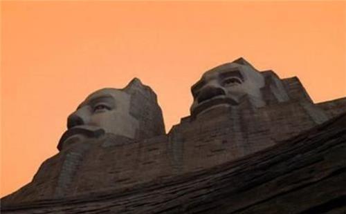 中国最“罕见”的4个姓氏，个个霸气无比，连起来组成了一句成语