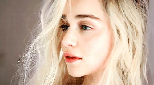 “表情包”龙妈下线，她标志性的抬头纹怎么不见了？！