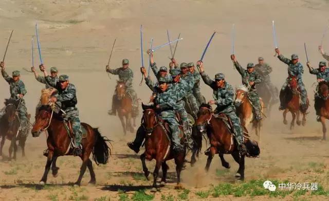 从“折腕老手”到“巴顿剑”，美军骑兵刀究竟是垃圾还是神兵？